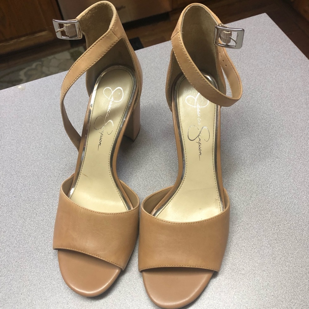 Jessica Simpson tan heals !!